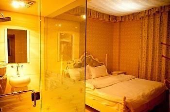 Lucky 5 Million Express Hotel Yuxi Kunming Bagian luar foto